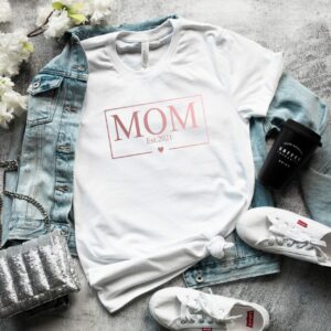 „MOM“ Est. Design im Balken mit Geburtsjahr | personalisiert